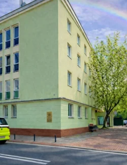Zdjęcie 0_Tęczowy widok na zielony budynek