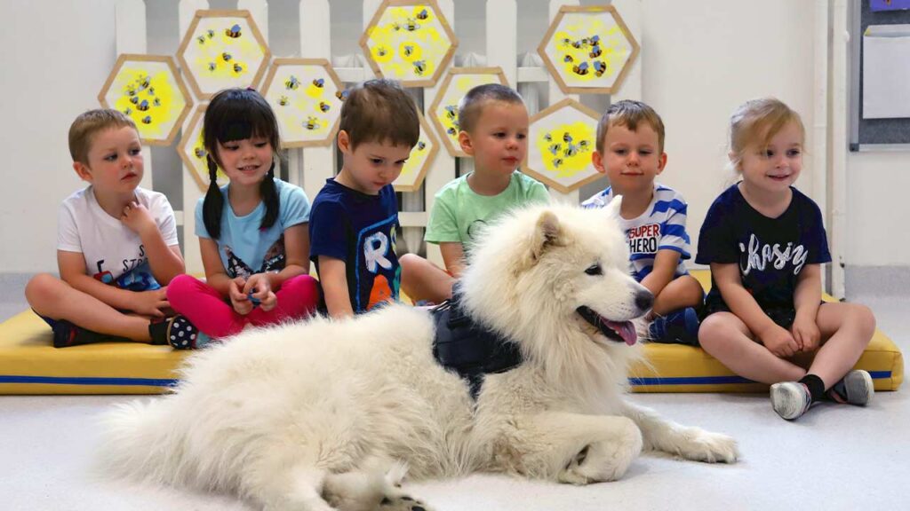 Dzieci z psem w przedszkolu